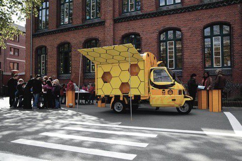 Bücherbiene Ape fährt nach rechts