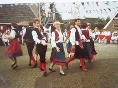 Loek Tanzgruppe.JPG