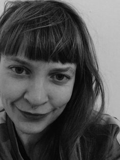 Janina Rohlik Porträt schwarz weiß.jpg
