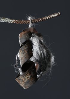 Ausstellungsobjekt für „Wolle trifft Metall“, Wien 2020  Technik: Mixed Media, Schrott, Filz und umsponnener Drahtjpg